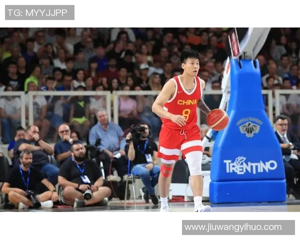 兰多夫在对决中展现霸主气质成功打爆姚明引发球迷热议 兰多夫在对决中展现霸主气质成功打爆姚明引发球迷热议